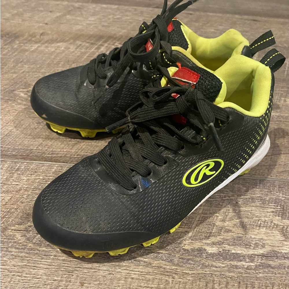 Baseball cleats in excellent condition! Rawlings size 13.